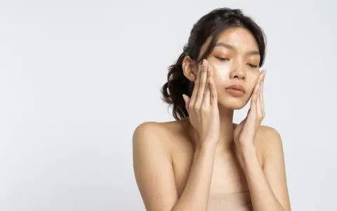 Peeling do cery trądzikowej: Enzymatyczny czy kwasowy BHA?