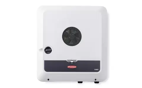 Vit Fronius SYMO växelriktare, en viktig del av ett solenergisystem, kan användas med ett Fronius batteri för att lagra energi.