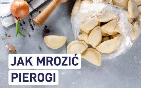 Surowe pierogi w plastikowej torbie, cebula, czosnek i wałek do ciasta na szarym tle.