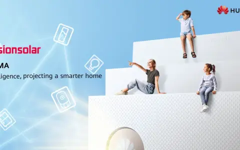 Barn sitter på vita trappsteg, en pojke spanar, en flicka pekar. Huawei EMMA, en smart optimerare för hemmet.
