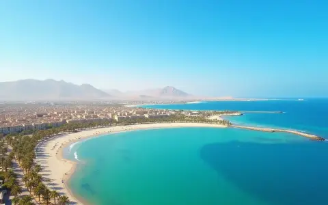 Piękna plaża z palmami i turkusową wodą. Czy to Hurghada czy Marsa Alam? Wybór należy do Ciebie!