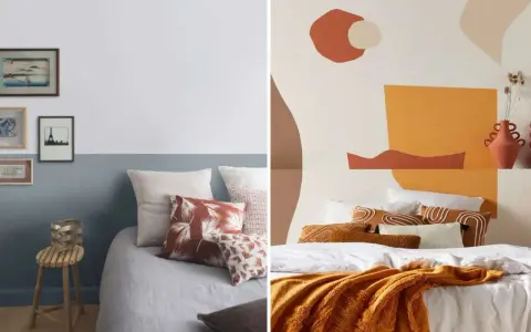Deux lits douillets, l'un avec une tête de lit en peinture abstraite ocre et terre, l'autre avec une tête de lit peinte en deux tons bleu et blanc, ornée de cadres.