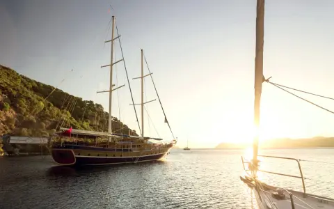Bateau à voile au coucher du soleil, son instrument de mesure de vitesse bateau discret.