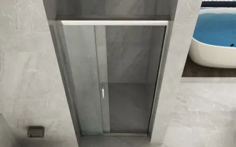 Doccia angolare con porta scorrevole in vetro. La nicchia doccia è rivestita in marmo grigio, con una vasca da bagno sullo sfondo.