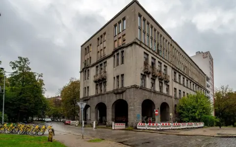 Stary budynek w Bytomiu, może kiedyś znajdą się tu mieszkania za darmo. Obok rząd żółtych rowerów.