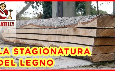Tavole di legno grezzo impilate, pronte per la stagionatura naturale. Il processo lento che rende il legno perfetto.