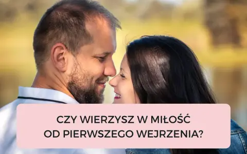 Para patrzy sobie w oczy, uśmiechnięta. Czy to miłość od pierwszego wejrzenia?