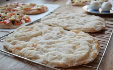 Pyszna, lekko przypieczona pinsa z czymś pysznym na wierzchu, gotowa do podania.