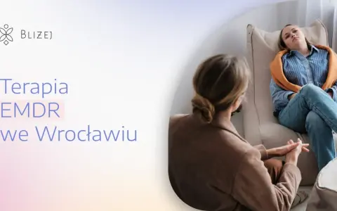 Terapia EMDR we Wrocławiu. Młoda kobieta siedzi na pufie, rozmawiając z terapeutką.