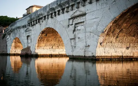 Ponte di Tiberio a Rimini, un luogo storico da scoprire tra le cose da vedere vicino a Cervia.