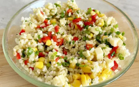 Kolorowa sałatka z kaszą bulgur, kukurydzą, papryką i serem.