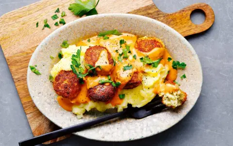 Herzhafte vegetarische Klopse auf cremigem Kartoffelbrei mit cremiger Sauce – schnelle vegetarische Gerichte, die begeistern.
