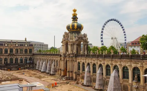 Zamek Zwinger w Dreźnie, z widoczną w tle diabelskim młynem. Czy Drezno jest bezpieczne? Tak, to piękne miasto.