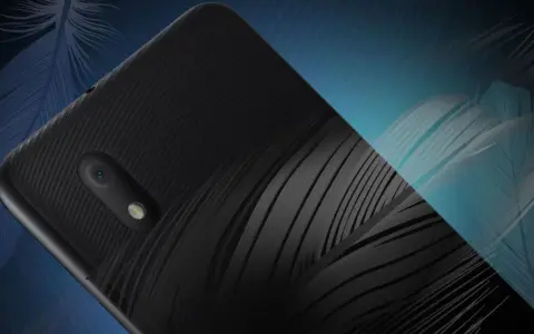 Tył telefonu Alcatel 1B z teksturą przypominającą pióra, na tle stylizowanych piór.