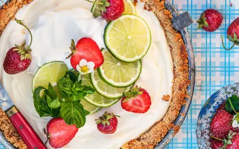 En krämig paj med jordgubbar, lime och mynta – en annorlunda midsommarmat som lockar med fräschör och sommar.