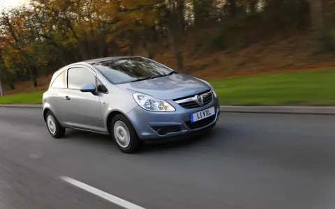 Srebrny Opel Corsa D 1.2 jedzie po drodze. Zastanawiasz się, ile oleju do silnika wlać?