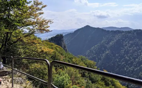 Widok na Pieniny, gdzie można zdobyć Trzy Korony i zobaczyć sokolicę w jeden dzień.
