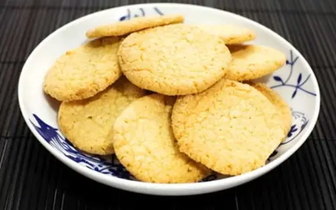 En skål med gyllene citronkakor, perfekta för ett enkelt citronkakor recept.