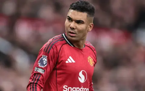 Casemiro w czerwonej koszulce Manchesteru United, symbol udanych manchester united transfery.