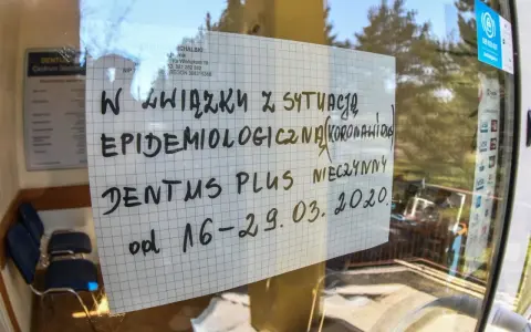 Kartka na szybie z napisem "Dentus Plus nieczynny od 16-29.03.2020" z powodu sytuacji epidemiologicznej.