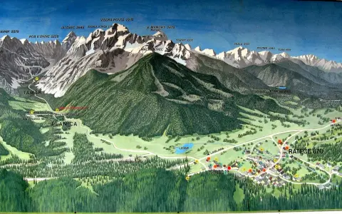 Planica, znana zmagovalnih skakalnic, je obdana z veličastnimi gorami, kot so Mangart, Jalovec in Visoka Ponca.