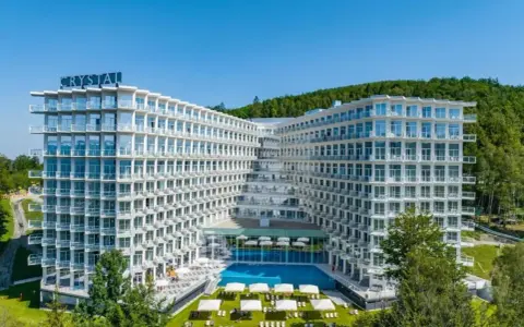 Nowe opinie o Crystal Mountain: nowoczesny hotel z basenem i widokiem na góry.