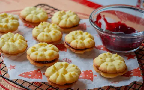 Zarte Kekse mit Marmelade, bereit zum Genießen. Ein süßer Genuss für jede Gelegenheit.