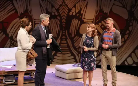 Bóg mordu obsada: cztery osoby na scenie, dwie kobiety i dwóch mężczyzn, w teatralnej scenografii.