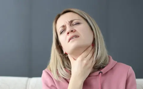 Czy alkohol pomaga na ból gardła? Dlaczego lepiej go unikać