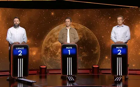 Trzech mężczyzn, Łukasz i dwaj Piotrowie, stoi przy swoich podium. Jeden z dziesięciu, kiedy finał.