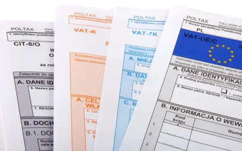 Formularze podatkowe, w tym CIT-8/O, VAT-R, VAT-7K i VAT-UE/C, z widocznymi polami na numer identyfikacyjny podatnika (NIP) i numer VAT.