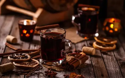 Ciepłe, jesienne drinki z cynamonem i anyżem, ozdobione suszonymi pomarańczami, tworzą przytulną atmosferę.