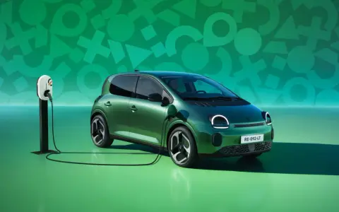 Zielony samochód elektryczny Renault Twingo E-Tech podłączony do ładowarki na tle zielonej grafiki.