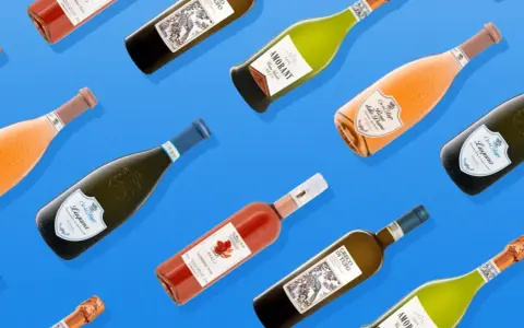 Flaschen mit verschiedenen Weinen, darunter Rosé und Weißwein, sind auf blauem Hintergrund angeordnet. Ein Hauch von Venetien Wein in jeder Flasche.