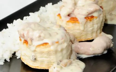 Bouchee a la reine cremoso sobre arroz blanco, un plato elegante y delicioso.