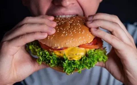 Jak jeść hamburgera bez bałaganu – sprawdzone techniki i porady