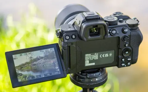 Aparat Nikon Z5 II z odchylanym ekranem, gotowy do uchwycenia piękna natury.