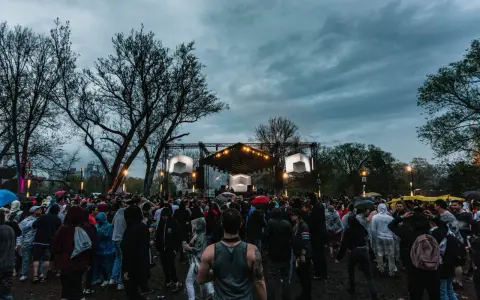 Tłum ludzi na koncercie pod gołym niebem, deszczowa pogoda. Skutki wyboru zbyt intensywnych zapachów (świece, kwiaty) na sali bankietowej nie dotyczą tej sceny.