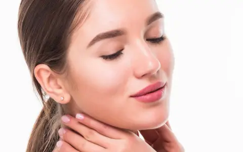 Rostro de mujer con piel suave y labios rosados, luciendo un efecto botox natural.