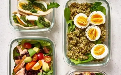 Pyszne posiłki na dietę 1500 kcal: sałatka z łososiem, kasza z jajkiem i mini pity.