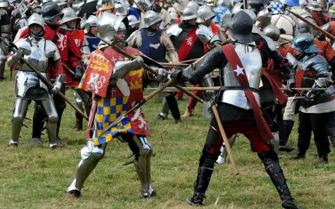 Ritter in voller Rüstung kämpfen mit Lanzen, ein lebendiges Bild der Rosenkriege in England.