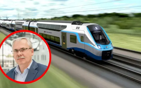 Portret mężczyzny w okularach w czerwonym okręgu na tle pędzącego pociągu PKP Intercity.