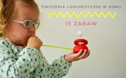 Dziecko w okularach dmucha przez słomkę na drewnianą zabawkę z kulką.