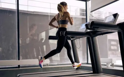 Frau absolviert ein intensives HIIT-Training auf dem Laufband, um ihre Ausdauer zu verbessern.
