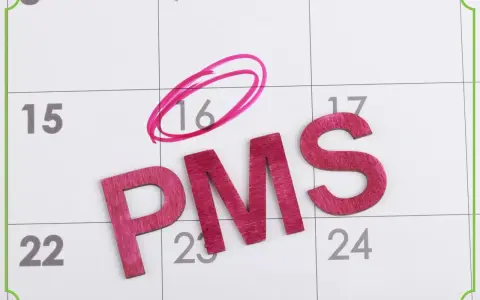 Litery "PMS" na kalendarzu. Dzień 16 zaznaczony kółkiem. Czy to objawy zagnieżdżenia zarodka?