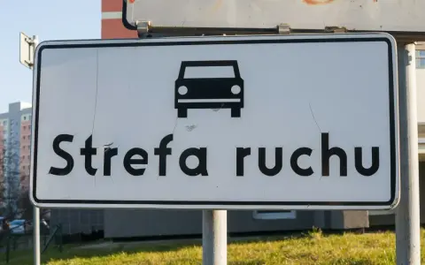 Znak drogowy informuje o wjeździe do strefy ruchu.