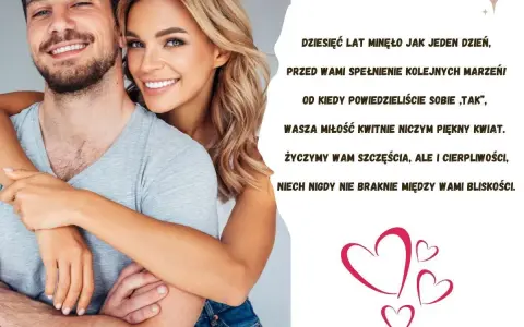 Uśmiechnięta para świętuje 10 lat razem. Najpiękniejsze życzenia z okazji 10 rocznicy ślubu, by miłość kwitła jak piękny kwiat.