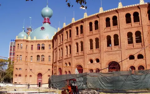 Die Stierkampfarena Lissabon, ein beeindruckendes Backsteingebäude mit türkisfarbenen Kuppeln, wird renoviert.