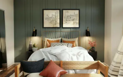 Elegantes dormitorios pequeños con encanto. Cama dorada con ropa blanca, dos cuadros de ciudades y lámparas negras.