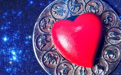 Czerwone serce na tle zodiaku, gdzie widoczny jest symbol Panny i Koziorożca.